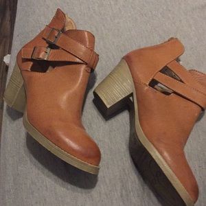 Tan ankle boots with cutout size 10